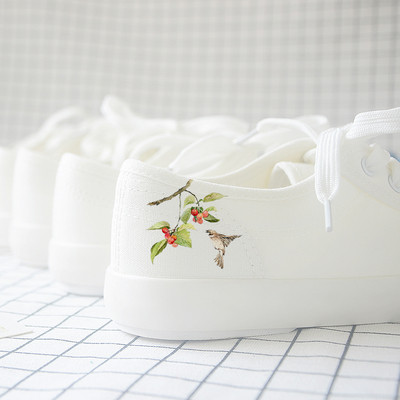 Γυναικεία αθλητικά παπούτσια σε λευκό χρώμα με διάφορες εφαρμογές