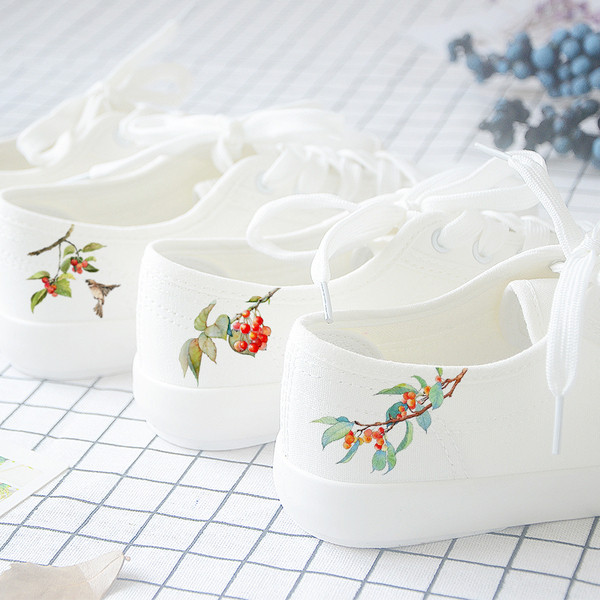 Γυναικεία αθλητικά παπούτσια σε λευκό χρώμα με διάφορες εφαρμογές