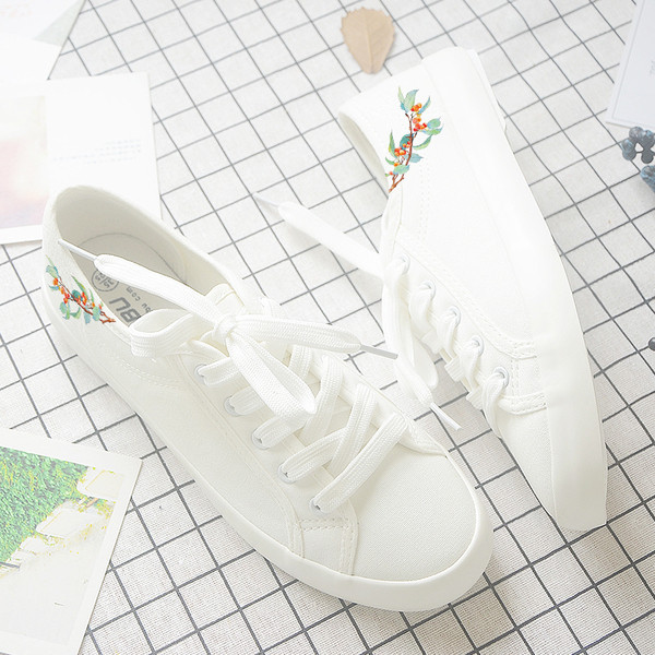 Γυναικεία αθλητικά παπούτσια σε λευκό χρώμα με διάφορες εφαρμογές