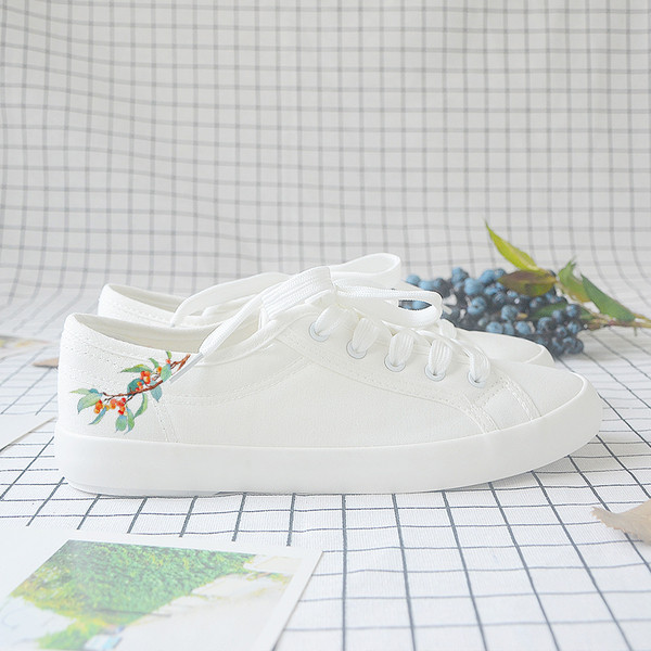 Γυναικεία αθλητικά παπούτσια σε λευκό χρώμα με διάφορες εφαρμογές