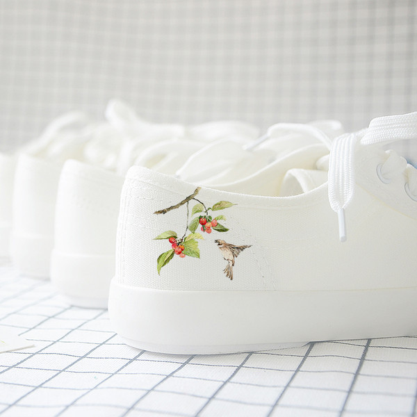 Γυναικεία αθλητικά παπούτσια σε λευκό χρώμα με διάφορες εφαρμογές