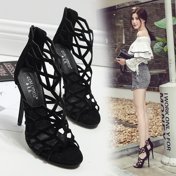 Κομψά γυναικεία σανδάλια με ψηλά τακούνια και φερμουάρ σε μαύρο χρώμα