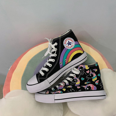 Modern női tornacipő fehér és fekete mintával - két modell