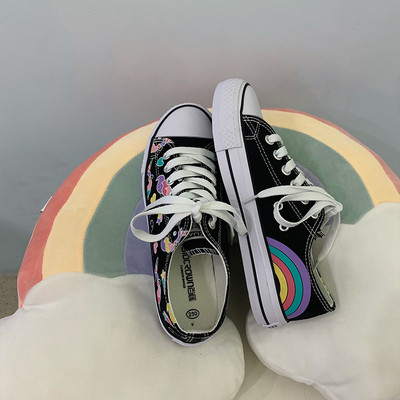 Modern női tornacipő fehér és fekete mintával - két modell