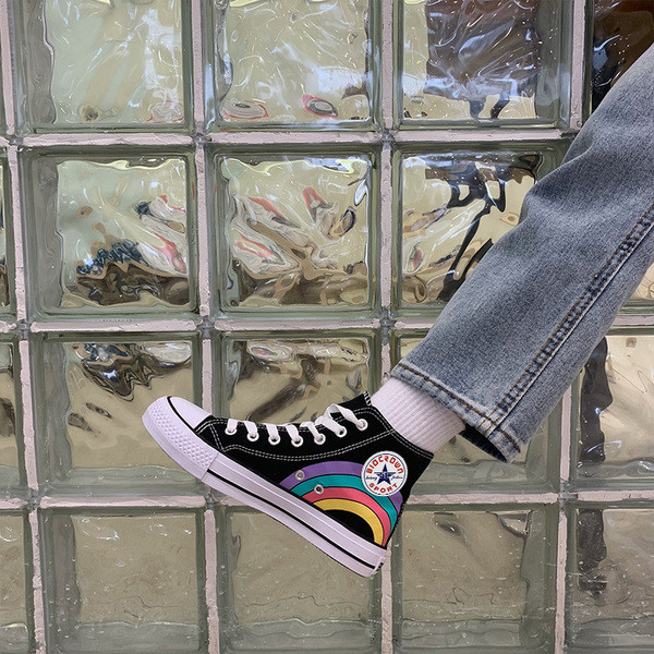 Modern női tornacipő fehér és fekete mintával - két modell