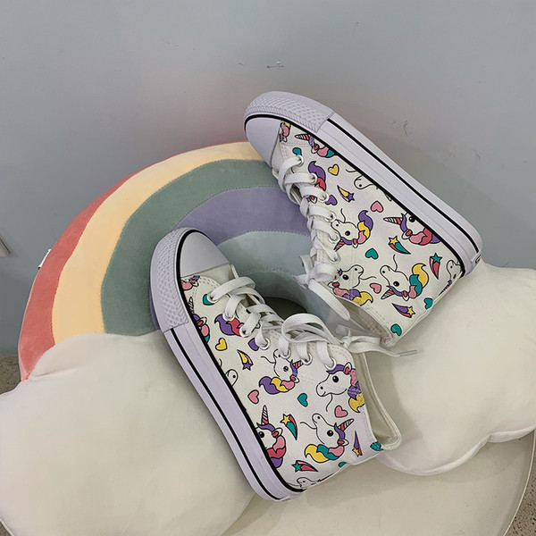 Modern női tornacipő fehér és fekete mintával - két modell