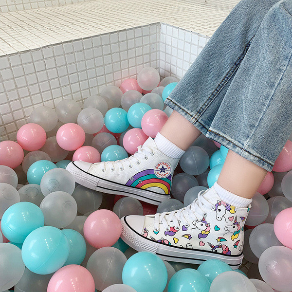 Modern női tornacipő fehér és fekete mintával - két modell