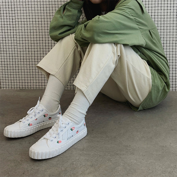 Női sport és alkalmi tornacipő színes mintával két színben