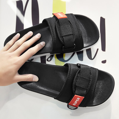 Papuci actuali pentru bărbați în negru și roșu cu emblemă