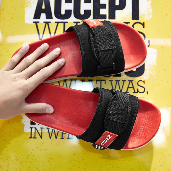 Papuci actuali pentru bărbați în negru și roșu cu emblemă