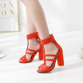 Stílusos női magassarkú szandál két színben, cipzárral