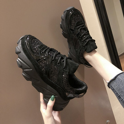 Fényes hatású női tornacipő új modellje fehér és fekete színben