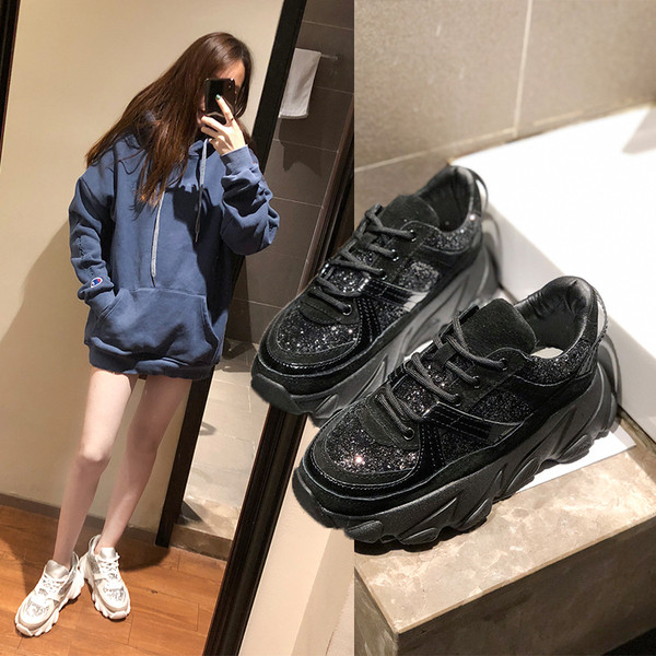 Fényes hatású női tornacipő új modellje fehér és fekete színben