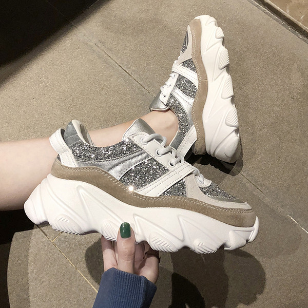 Fényes hatású női tornacipő új modellje fehér és fekete színben