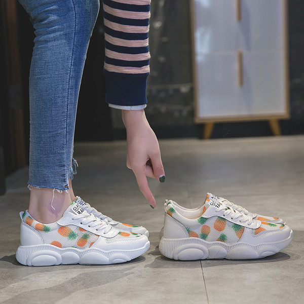 Aktuális női tornacipő fehér színben, mintával - két modell