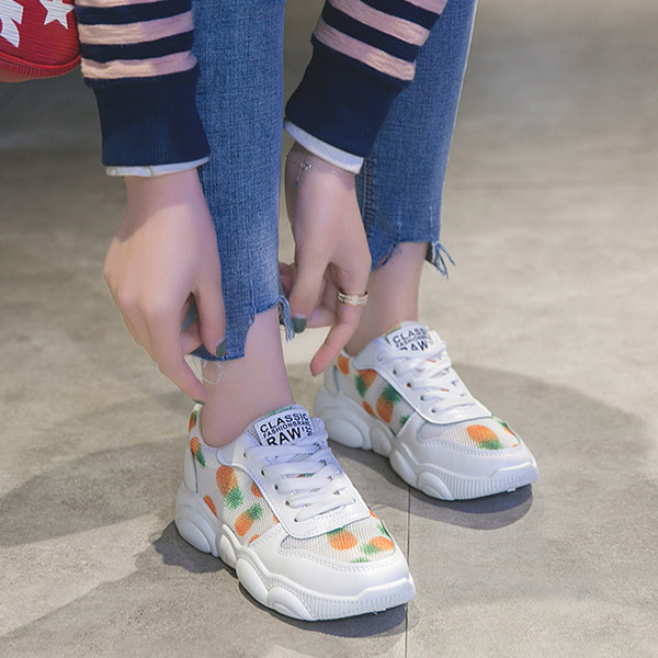 Aktuális női tornacipő fehér színben, mintával - két modell