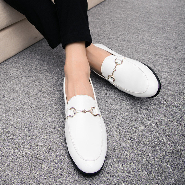 Ανδρικά λουστρίν μοκασίνια σε λευκό χρώμα με μεταλλικά στοιχεία