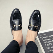 Κομψές παντόφλες σε διάφορα μοντέλα με μεταλλικά στοιχεία