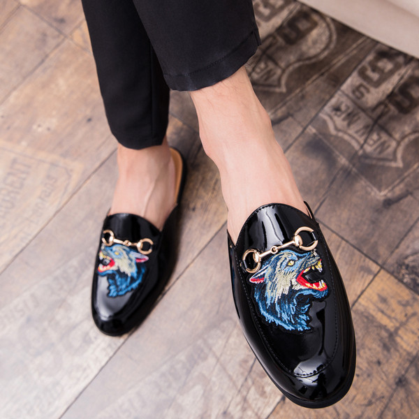 Κομψές παντόφλες σε διάφορα μοντέλα με μεταλλικά στοιχεία