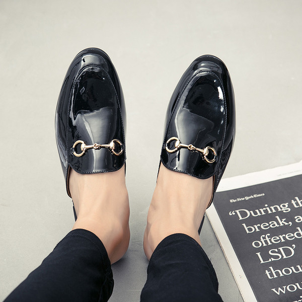 Κομψές παντόφλες σε διάφορα μοντέλα με μεταλλικά στοιχεία