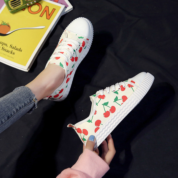 Tavaszi női tornacipő fehér színben, mintával - két modell