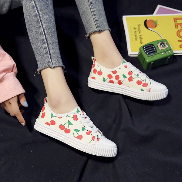 Tavaszi női tornacipő fehér színben, mintával - két modell