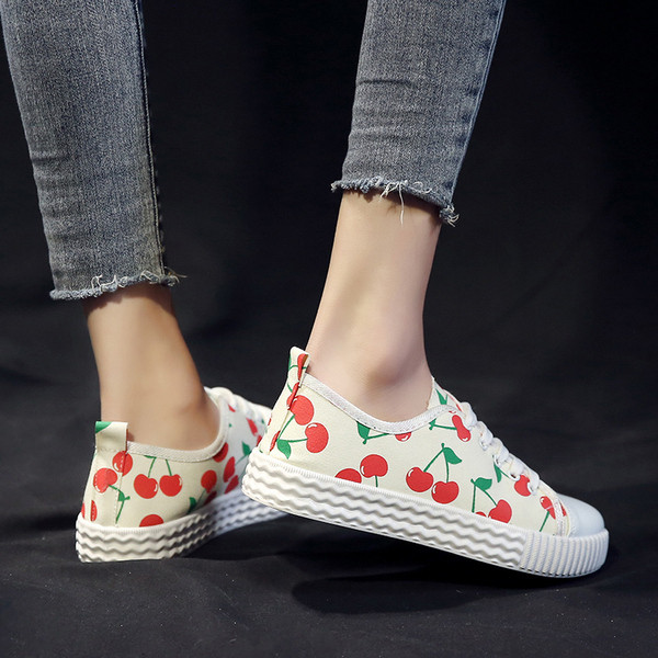 Tavaszi női tornacipő fehér színben, mintával - két modell