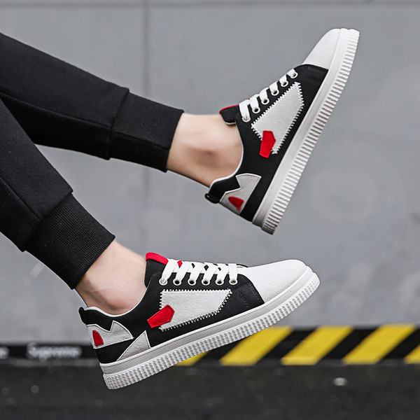 Tenisi moderni pentru bărbați în alb, roșu și portocaliu