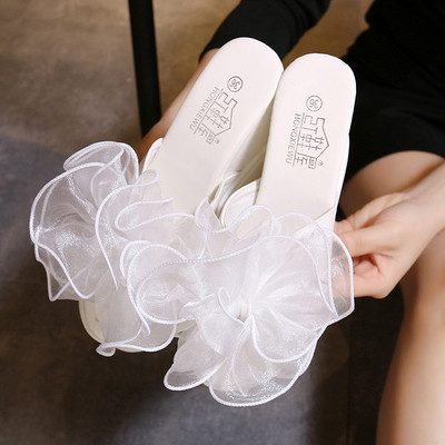 Μοντέρνες γυναικείες παντόφλες με πλατφόρμα και στοιχείο 3D σε δύο χρώματα