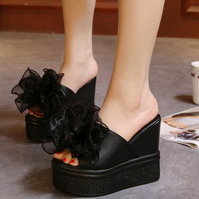 Μοντέρνες γυναικείες παντόφλες με πλατφόρμα και στοιχείο 3D σε δύο χρώματα