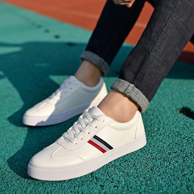 Μοντέρνα ανδρικά έκο δερμάτινα αθλητικά παπούτσια με κεντήματα σε άσπρο και μαύρο χρώμα