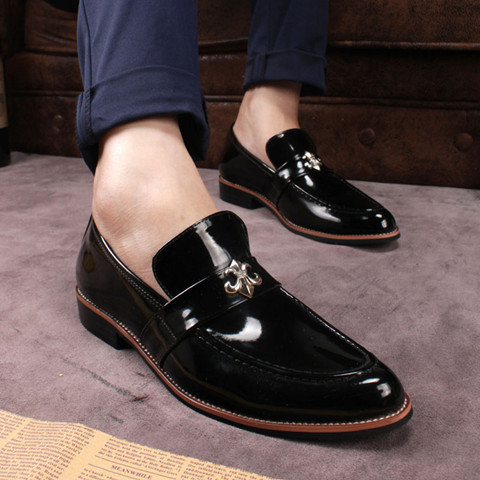 Κομψά ανδρικά μοκασίνια με μεταλλικά στοιχεία σε διάφορα χρώματα