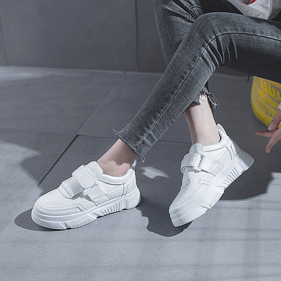 Öko bőrből készült modern női tornacipő két színben matricákkal