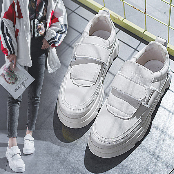 Öko bőrből készült modern női tornacipő két színben matricákkal