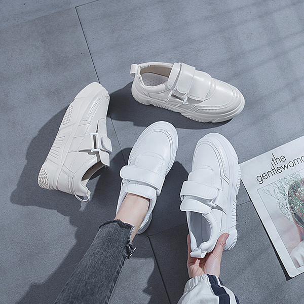 Öko bőrből készült modern női tornacipő két színben matricákkal