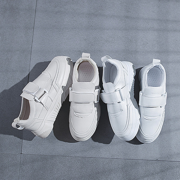 Öko bőrből készült modern női tornacipő két színben matricákkal