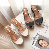 Κομψές γυναικείες παντόφλες σε πλατφόρμα με μαργαριτάρια και διάφανο λουράκι