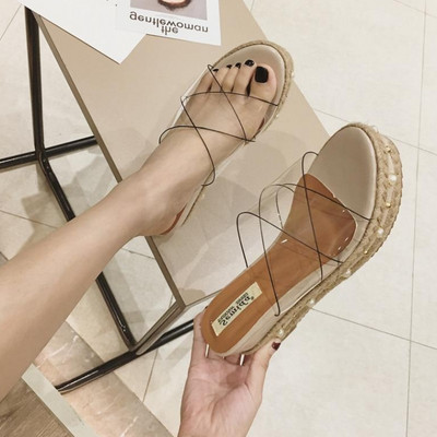 Κομψές γυναικείες παντόφλες σε πλατφόρμα με μαργαριτάρια και διάφανο λουράκι