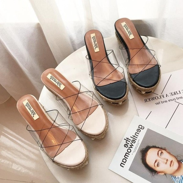 Κομψές γυναικείες παντόφλες σε πλατφόρμα με μαργαριτάρια και διάφανο λουράκι