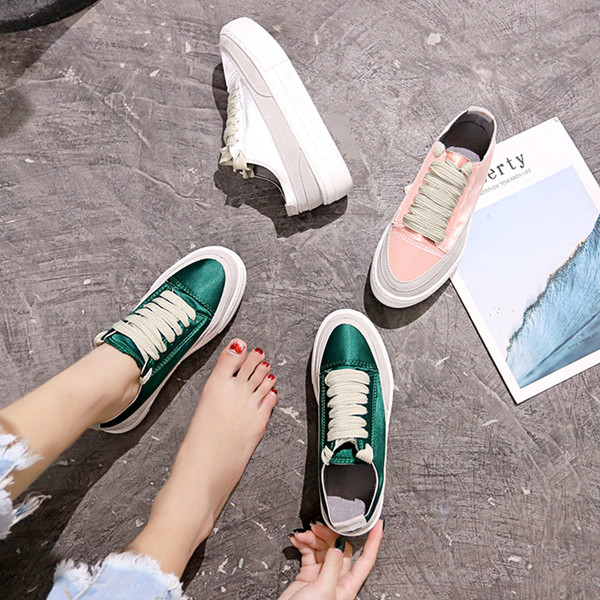 Κομψά γυναικεία πάνινα παπούτσια με πράσινο, λευκό και ροζ χρώμα με δεσμούς