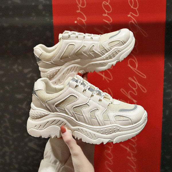 Sport és alkalmi női tornacipő fehér és bézs színben