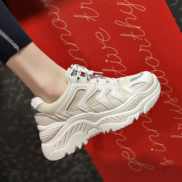 Sport és alkalmi női tornacipő fehér és bézs színben