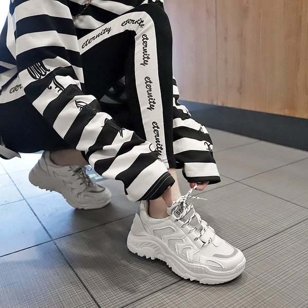 Sport és alkalmi női tornacipő fehér és bézs színben