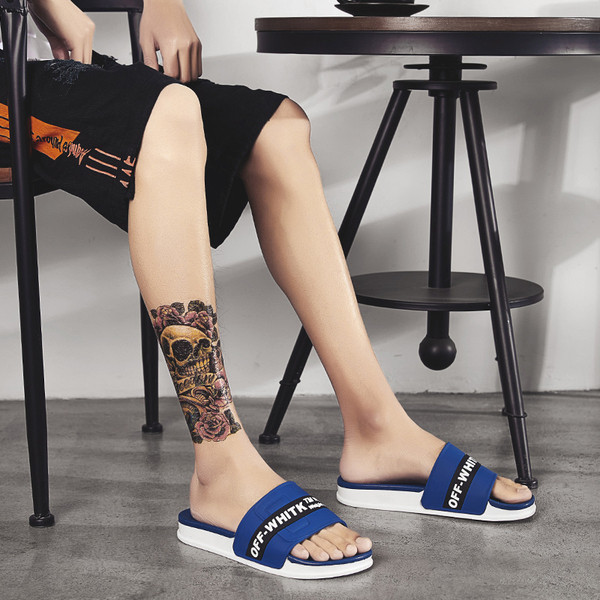 Μοντέρνες  ανδρικές παντόφλες  σε δύο χρώματα με επιγραφές