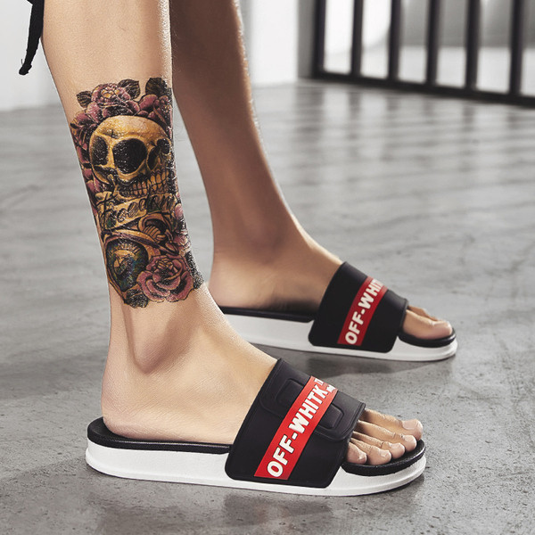 Μοντέρνες  ανδρικές παντόφλες  σε δύο χρώματα με επιγραφές