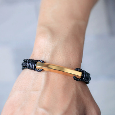 Eko bőrből készült modern férfi karkötő fém elemmel