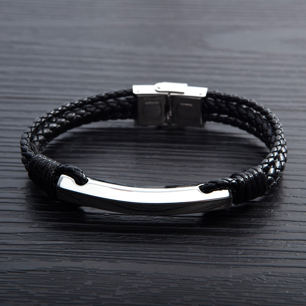Eko bőrből készült modern férfi karkötő fém elemmel
