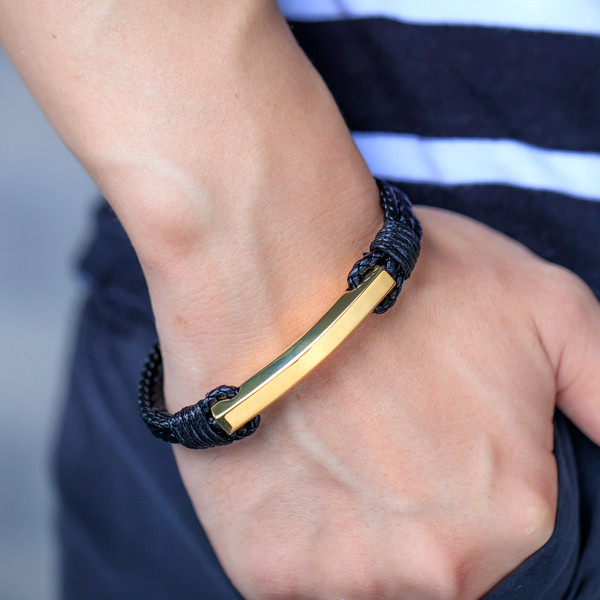 Eko bőrből készült modern férfi karkötő fém elemmel