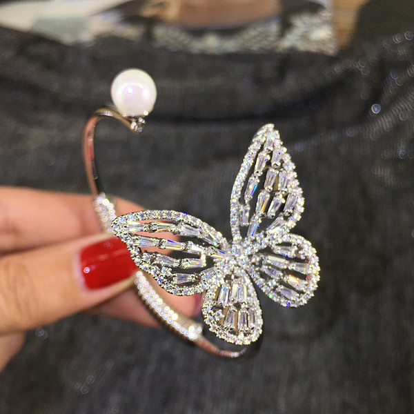 Stílusos női karkötő kő elemekkel