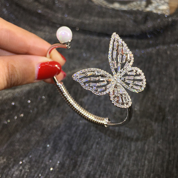 Stílusos női karkötő kő elemekkel